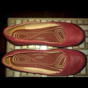 Keen Wine / burgundy 9 1/2 slip ons excellent condition